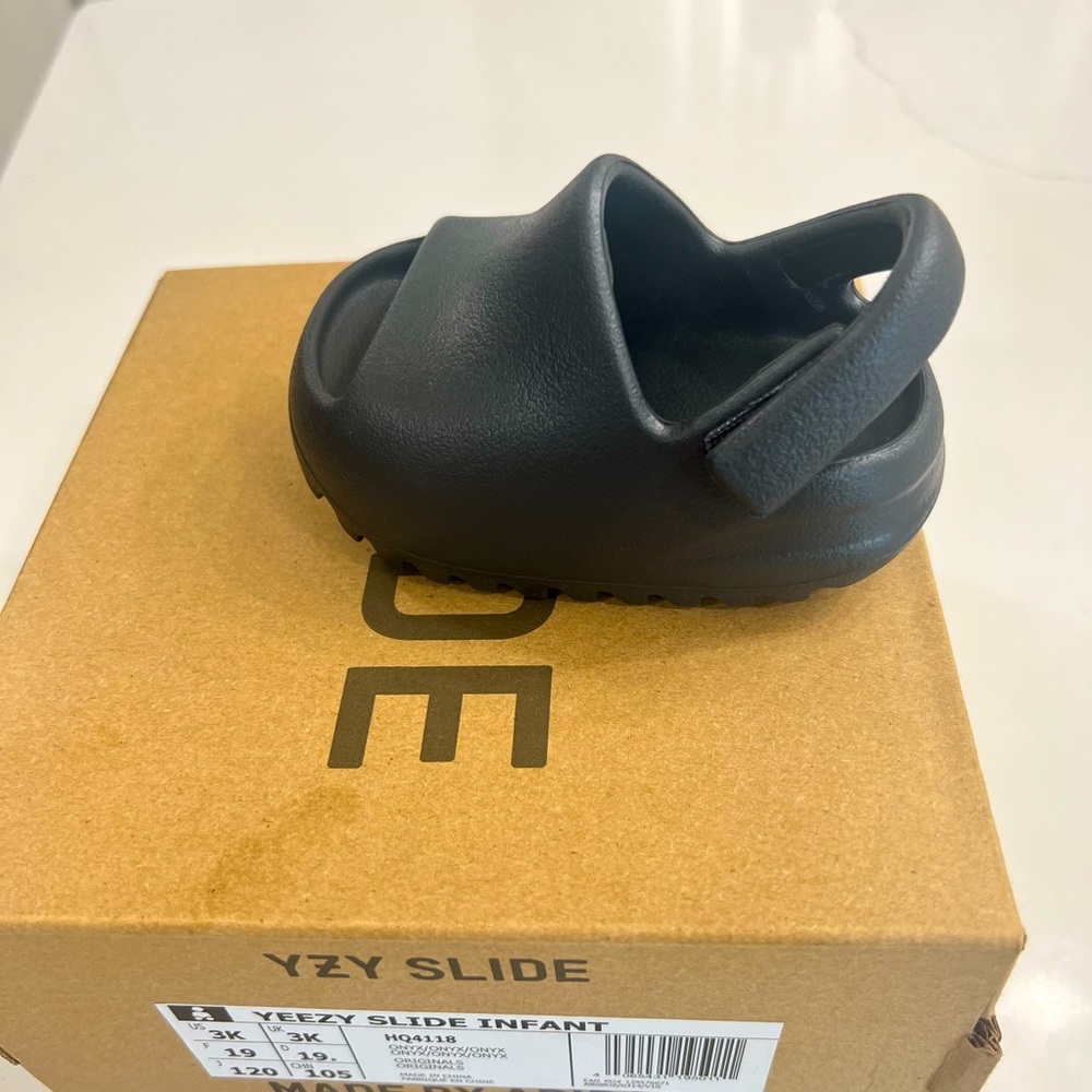 Black Yeezy slides (infant) size 3K.